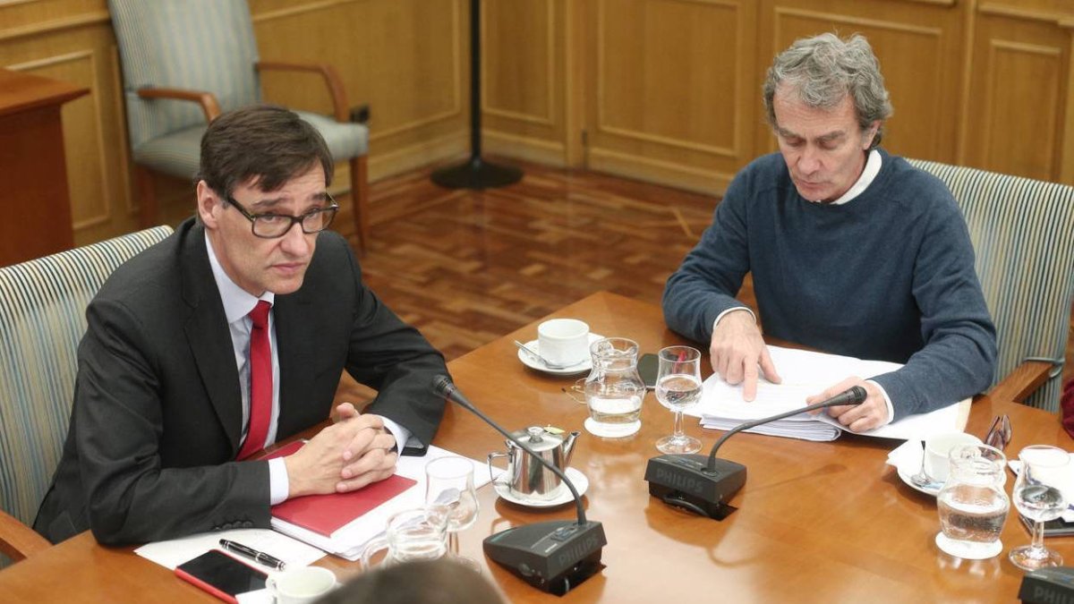 El ministro de Sanidad, Salvador Illa, junto al director del Centro de Alertas y Emergencias Sanitarias, Fernando Simón