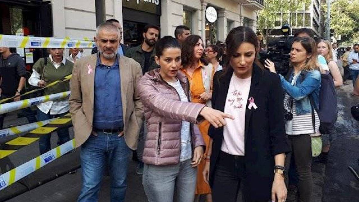Arrimadas sigue acompañada del grupo con el que se presentó a las elecciones en Cataluña