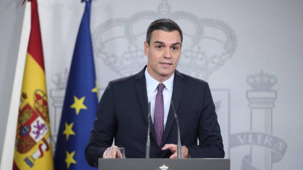Pedro Sánchez no cambia su vestimenta ni estos momentos de luto nacional