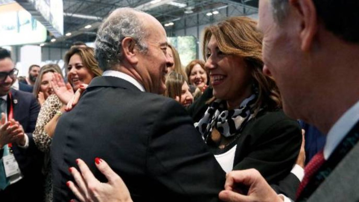 El ministro de Justicia, Juan Carlos Campo, este jueves en Fitur saluda a Susana Díaz.