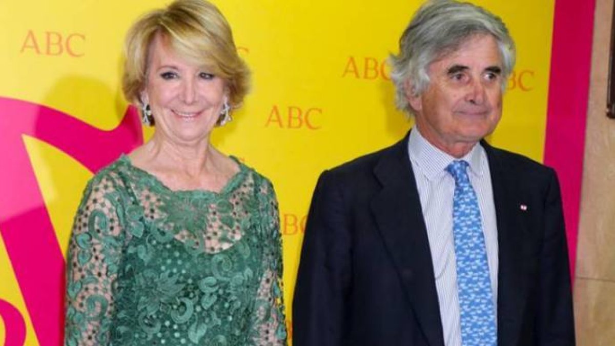 Esperanza Aguirre y su marido, en un acto.