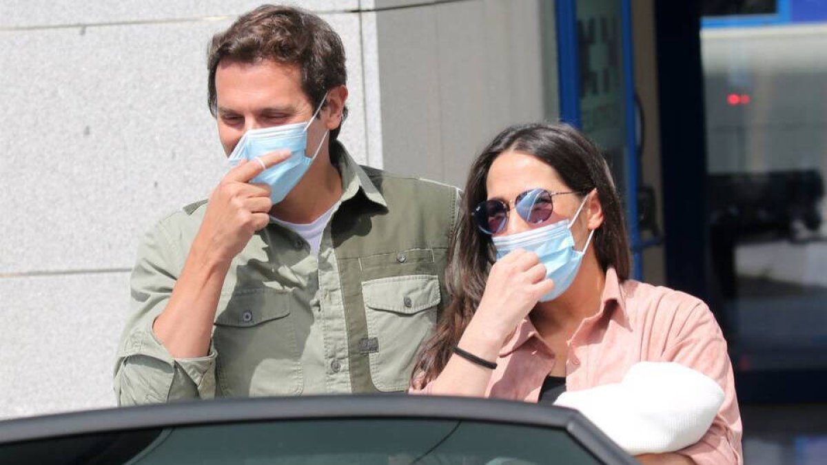 Albert Rivera y Malú a la salida del hospital.