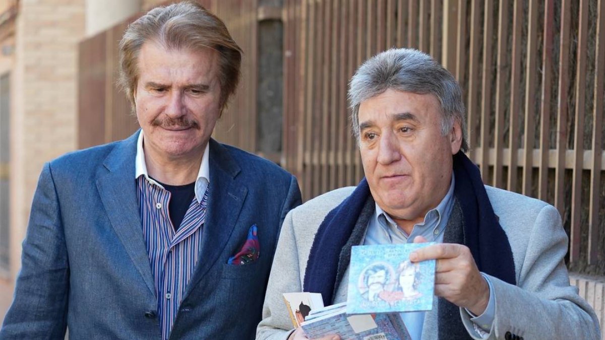 Edmundo Arrocet y Manolo Rollo regalan los discos con María Teresa a los periodistas.
