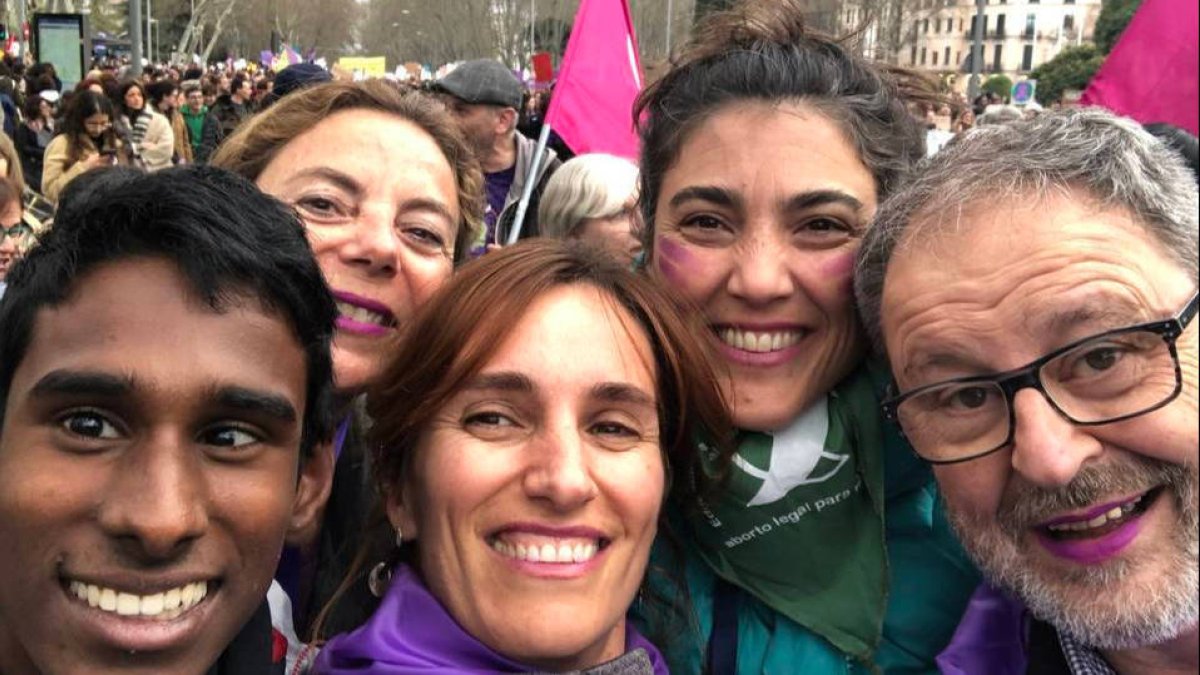 En el centro, la diputada de Más Madrid en la Asamblea regional Mónica García, el 8M.