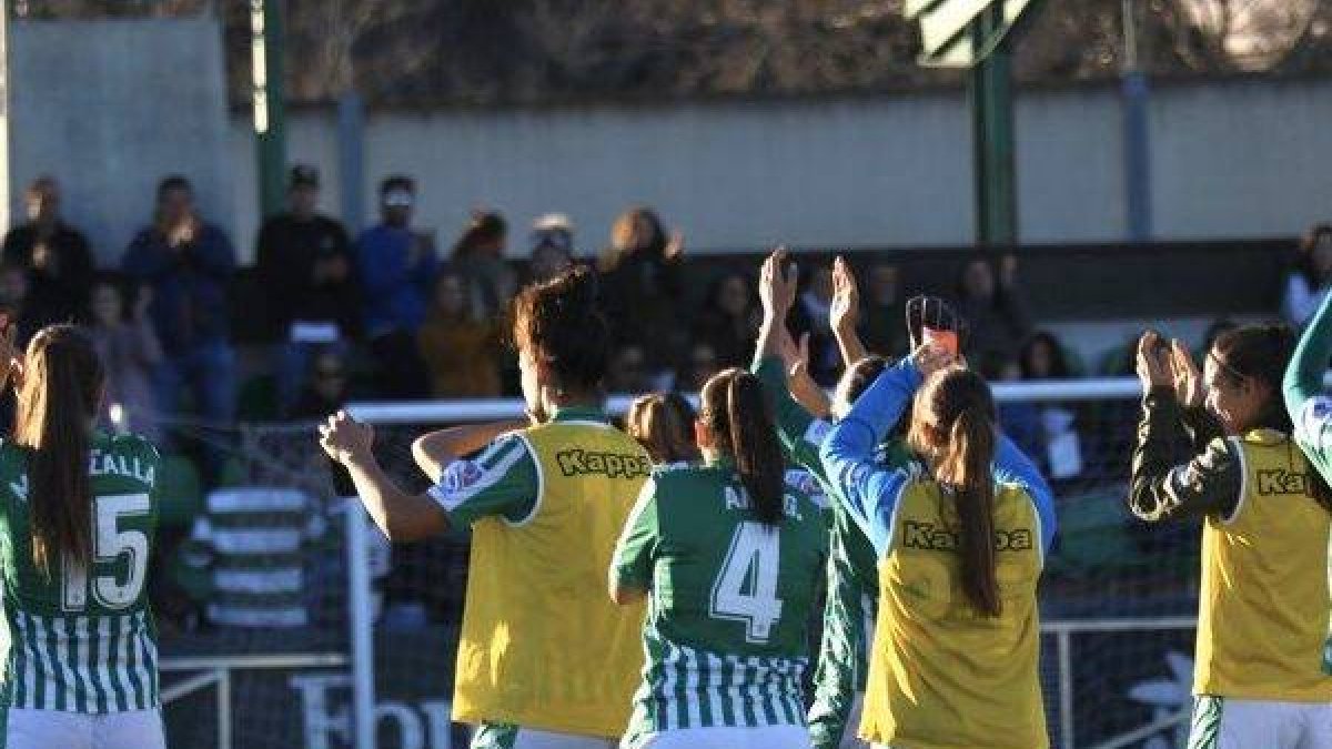 La animada felicitación de las jugadoras del Betis a sus padres