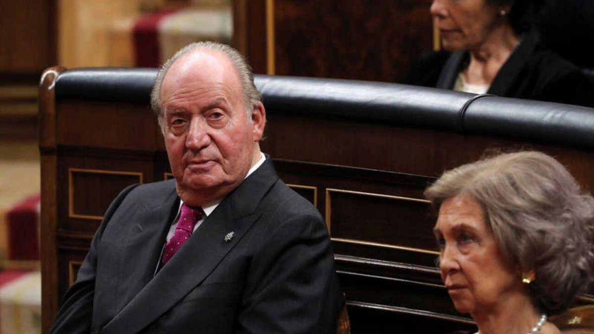 Don Juan Carlos solo y muy aislado en La Zarzuela.