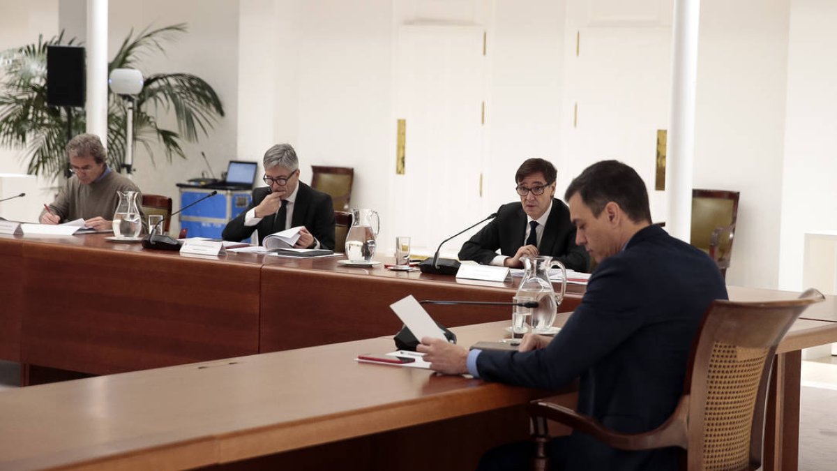 Pedro Sánchez presidiendo un comité de emergencia.