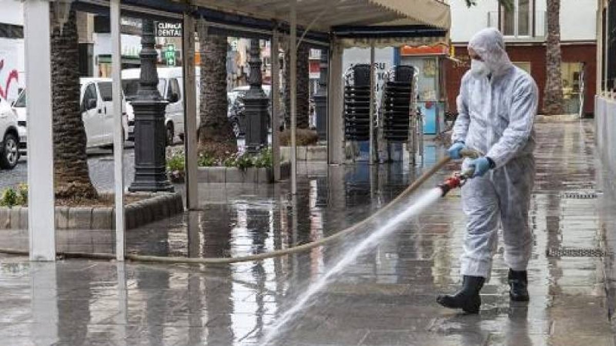 Alicante aplica más de 4.000 litros de hipoclorito para desinfectar las calles