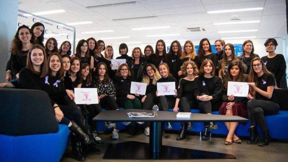 Imagen de archivo de las mujeres de El Confidencial apoyando la huelga del 8-M.