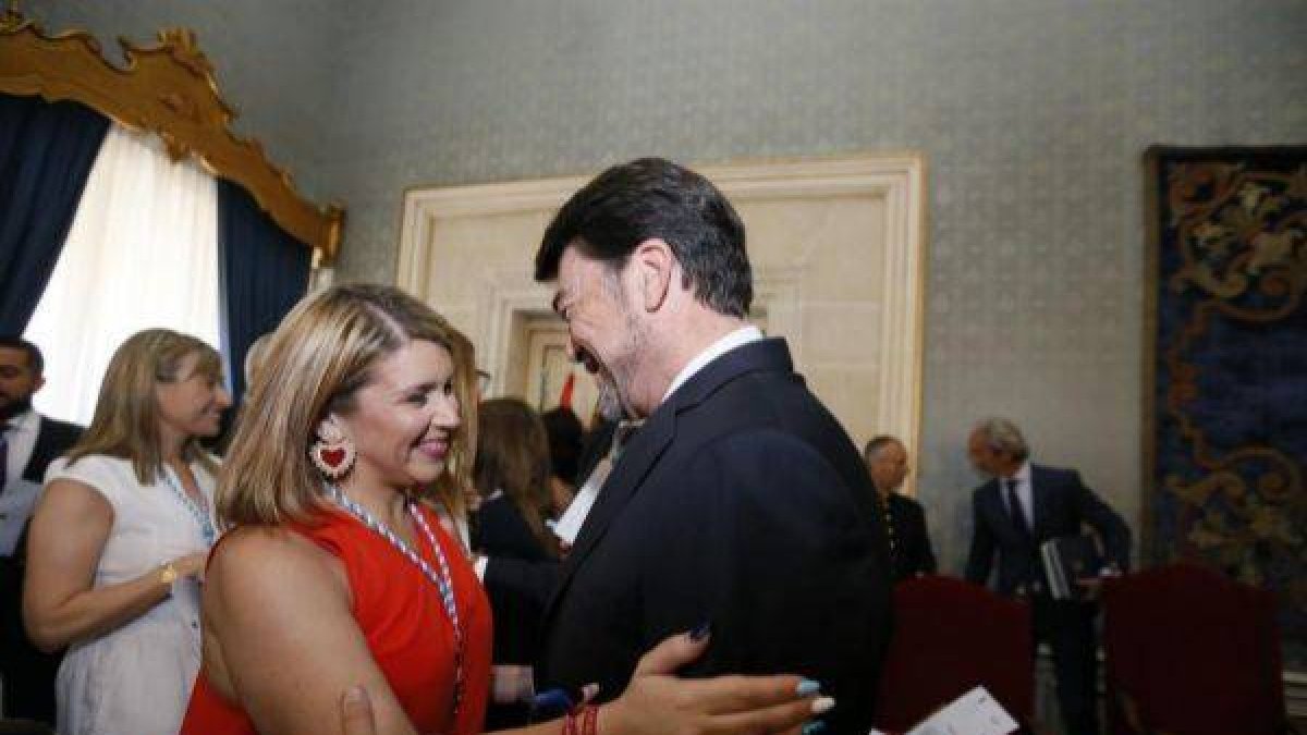 Mari Carmen Sánchez saluda a Luis Barcala.
