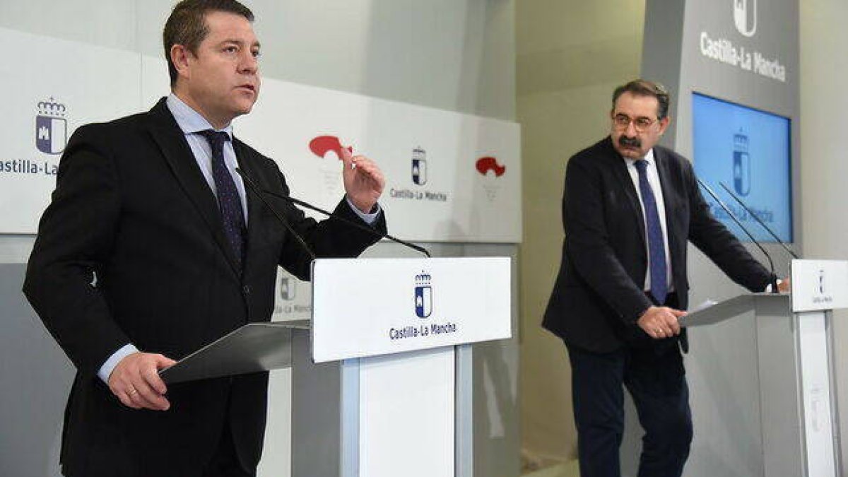 El presidente de Castilla-La Mancha y su consejero de Sanidad.