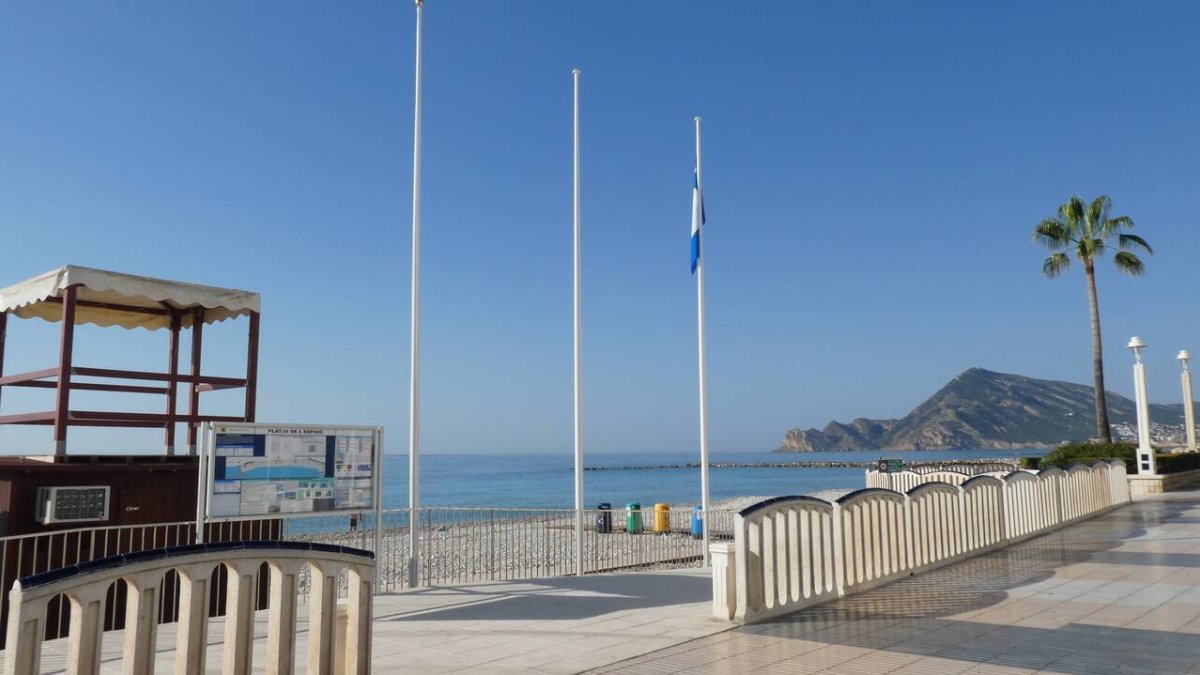 La Marina Baixa certifica la calidad de sus playas con 13 banderas azules