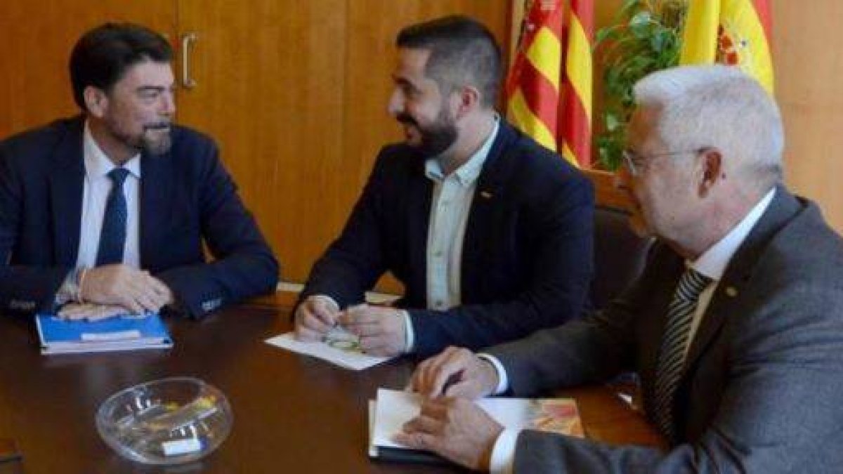 Luis Barcala junto a los dos ediles de Vox en ALicante.
