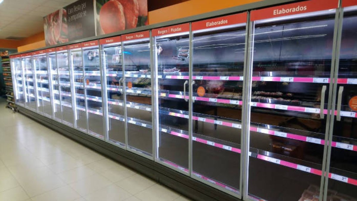 Los cadáveres troceados de animales y expuestos en bandejas apenas duraban unos minutos en supermercados