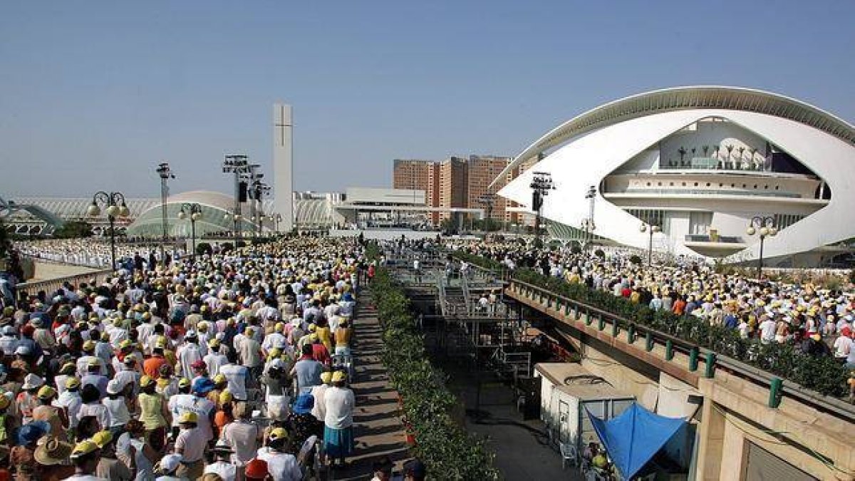 Miles de feligreses acudieron a la misa en 2006 de Benedicto XVI.