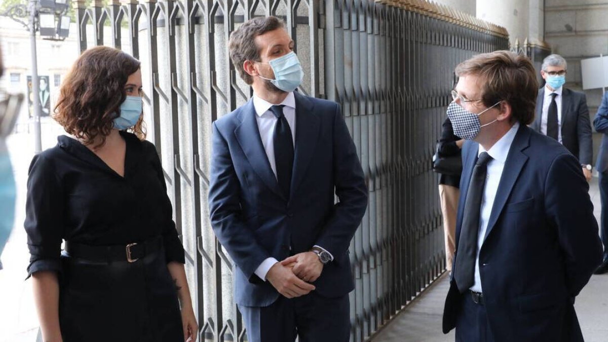 Isabel Díaz Ayuso, Pablo Casado y José Luis Martínez Almeida en la Catedral de La Almudena