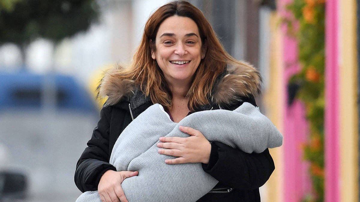 Toñi Moreno saliendo del hospital con su hija Lola