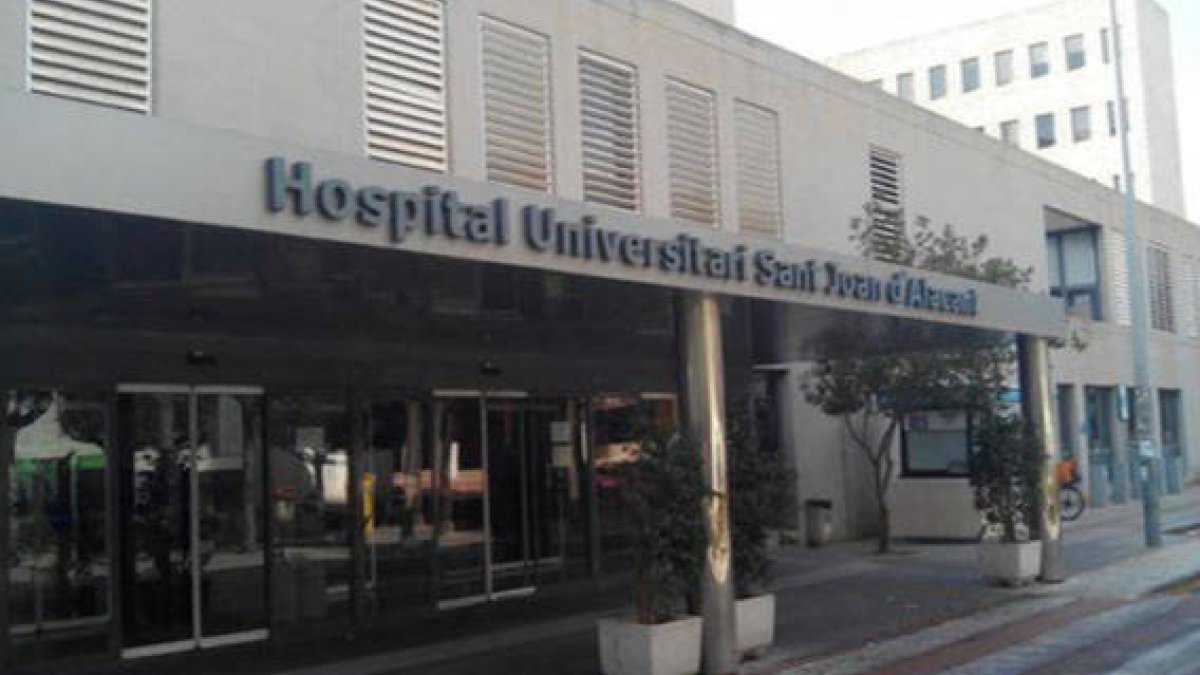 El Hospital Sant Joan restringe a una mascarilla por semana a los sanitarios