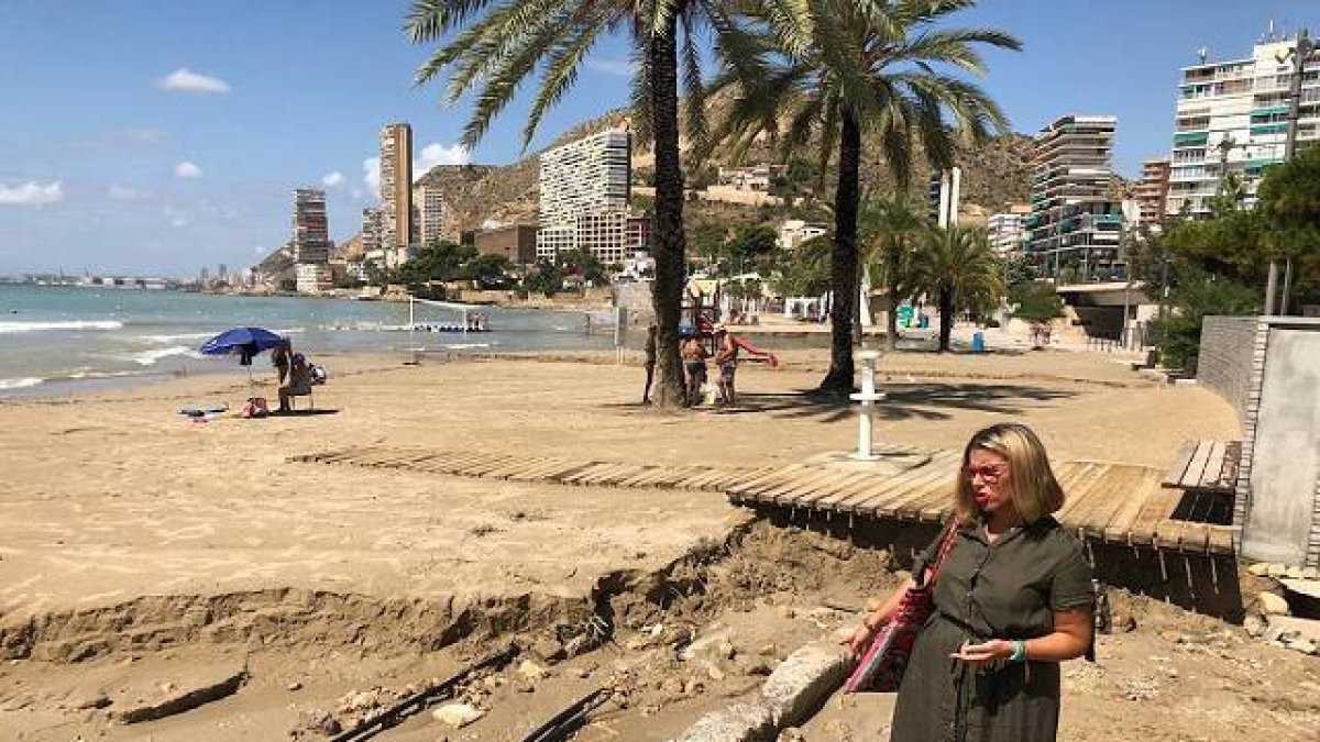 La vicealcaldesa en la playa de la Albufereta en una imagen de archivo.