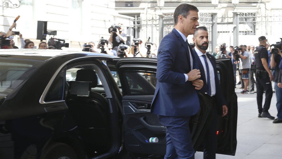 Sánchez manda comprar más de 70 coches oficiales eléctricos para altos cargos