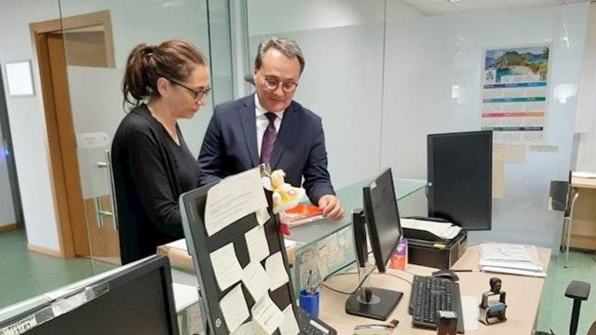 El portavoz Paco Sanguino junto a la edil Trini Amorós.