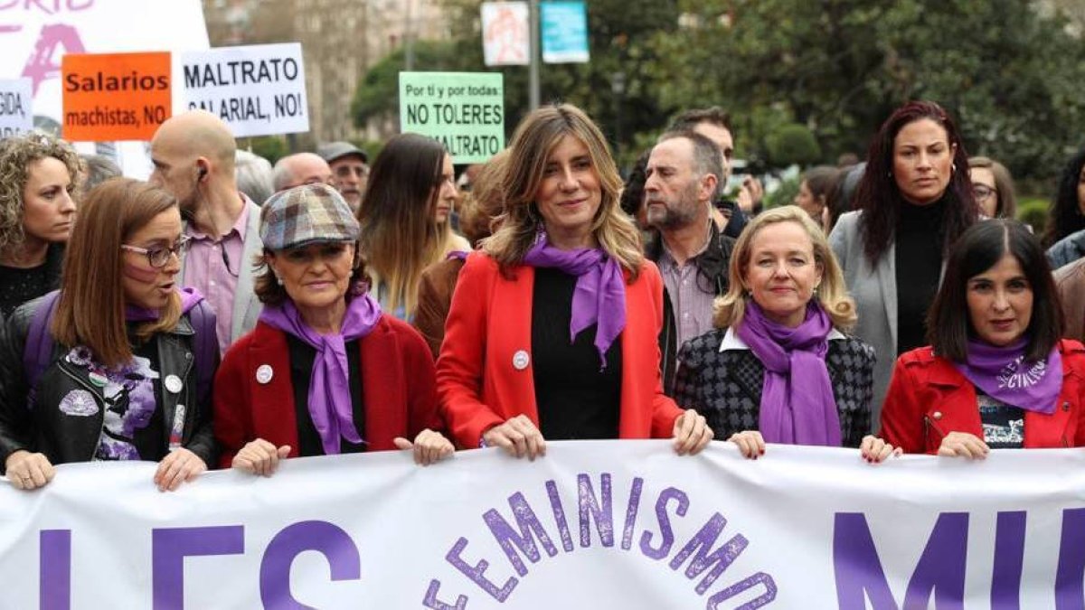 Begoña Gómez, flanqueada por las vicepresidentas Carmen Calvo y Nadia Calviño en la gran manifestación del 8 de marzo