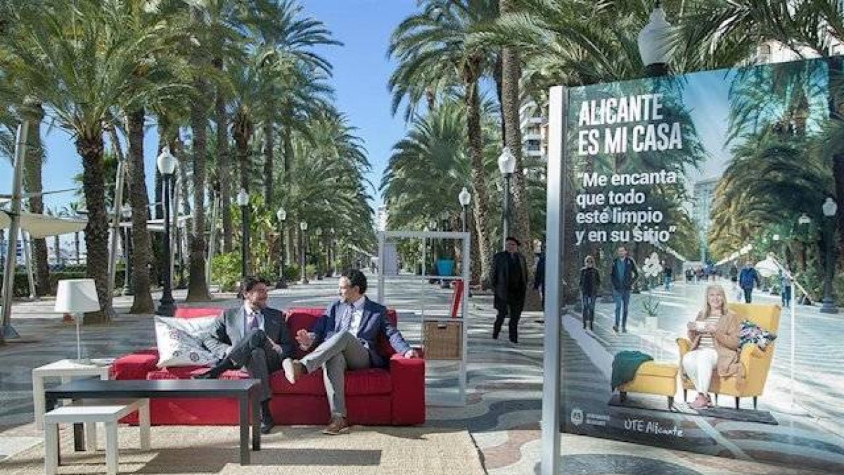 Imagen del actual alcalde haciendo una campaña de limpieza en plena Explanada.
