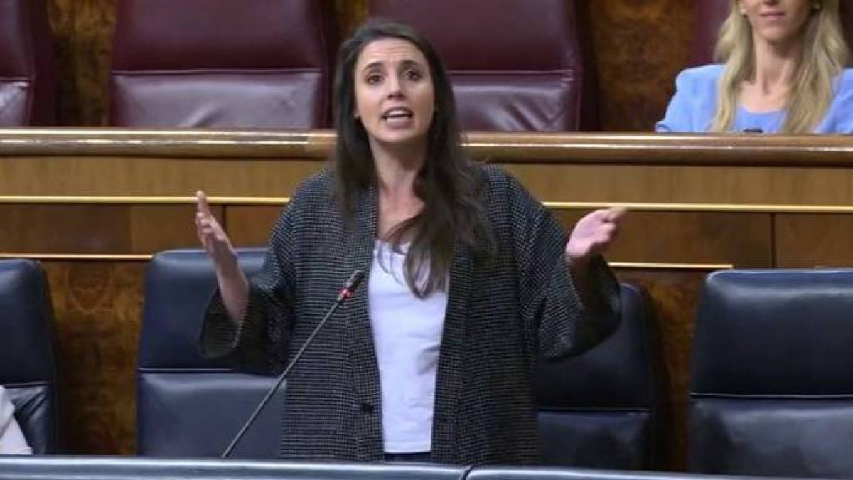 La ministra de Igualdad, durante una sesión de control al Gobierno en el Congreso.
