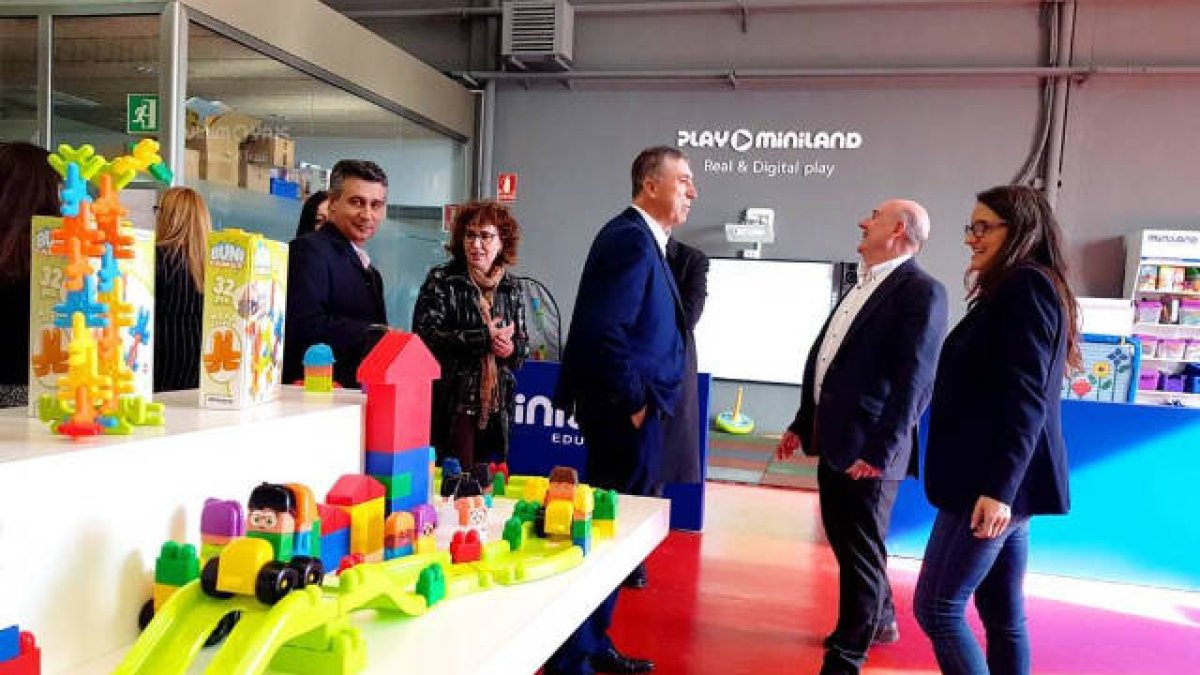 Mónica Oltra y Rafa Climent ofrecen su apoyo en la Feria Mundial del Juguete.