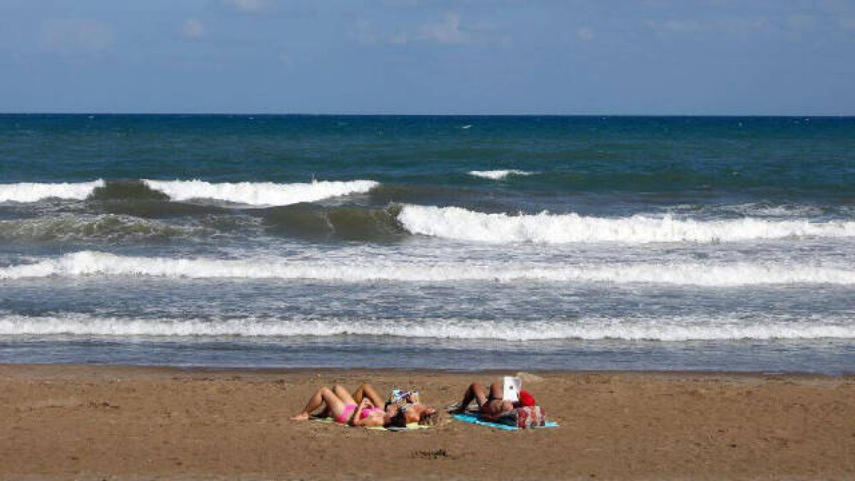 Empleo para 1.000 jóvenes como informadores en las playas valencianas
