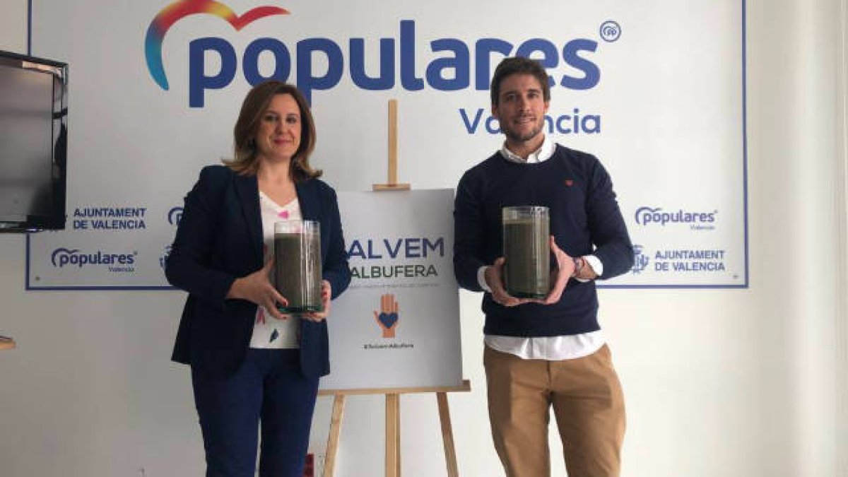 Mª José Català y Juan Carlos Caballero sujetando la muestra de lodo.