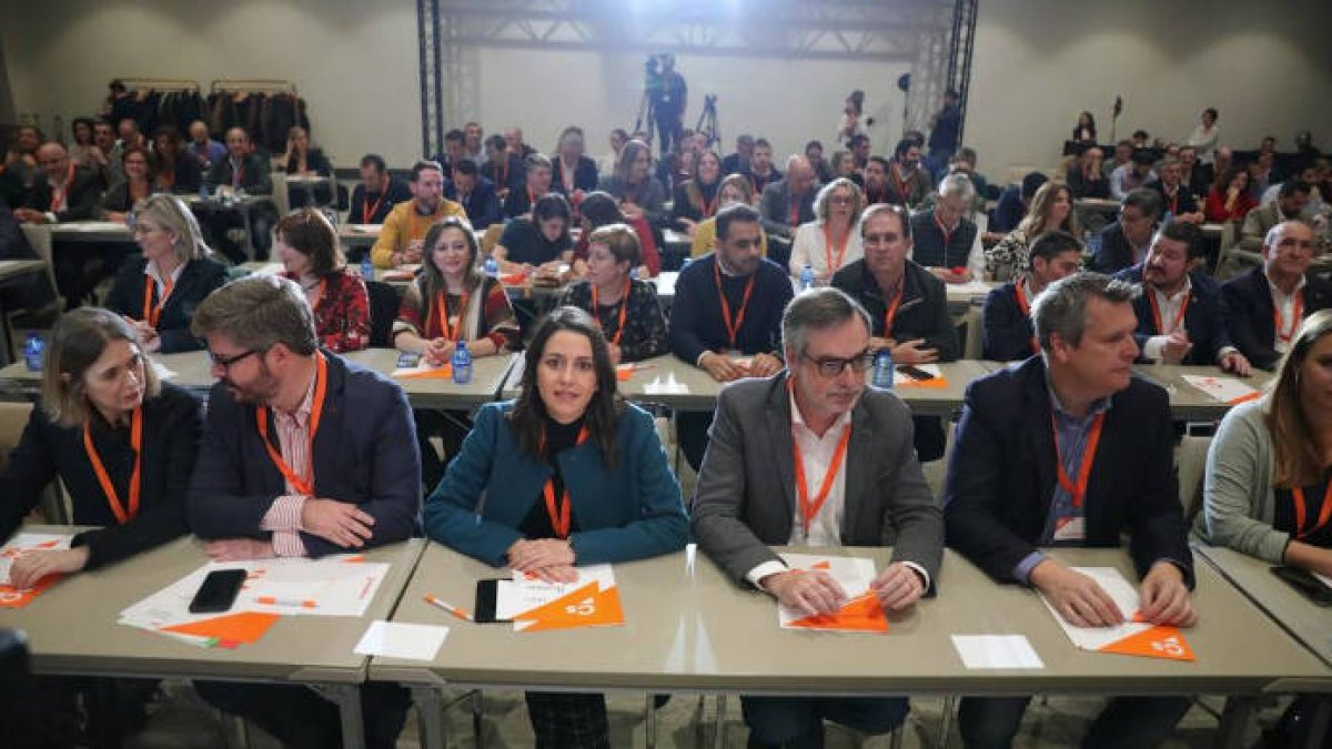 Aunque no podrán juntarse, los principales cargos de Ciudadanos se verán desde sus ordenadores el próximo 30 de abril