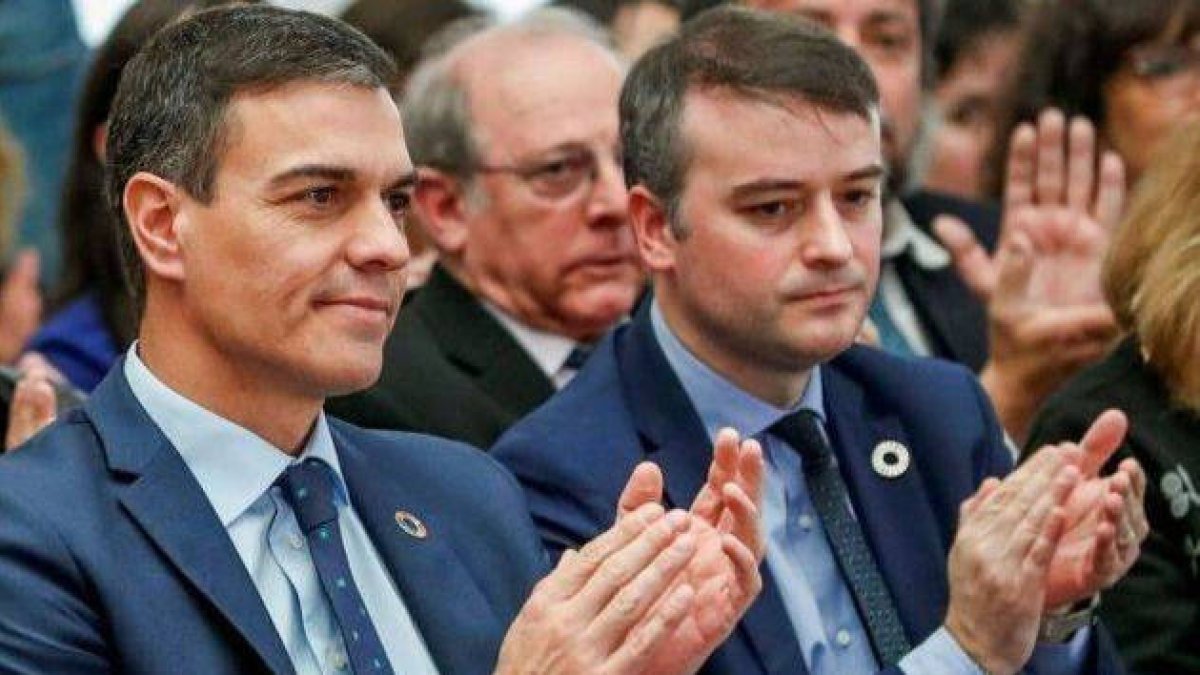 Pedro Sánchez junto a su jefe de Gabinete, Iván Redondo.