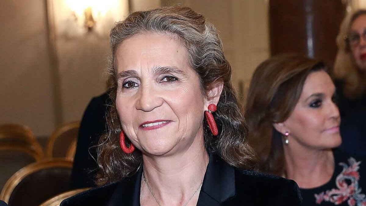 La Infanta Elena sigue apoyando a los sanitarios a las  20.00 horas.