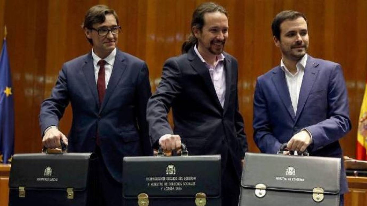 Iglesias y Garzón, el día que asumieron sus carteras de ministros, junto a Salvador Illa.