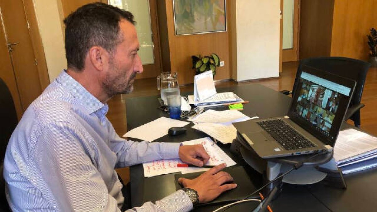 El alcalde de Elche, Carlos González, y 80 alcaldes socialistas de toda España han acordado entregar sus ahorros al Gobierno