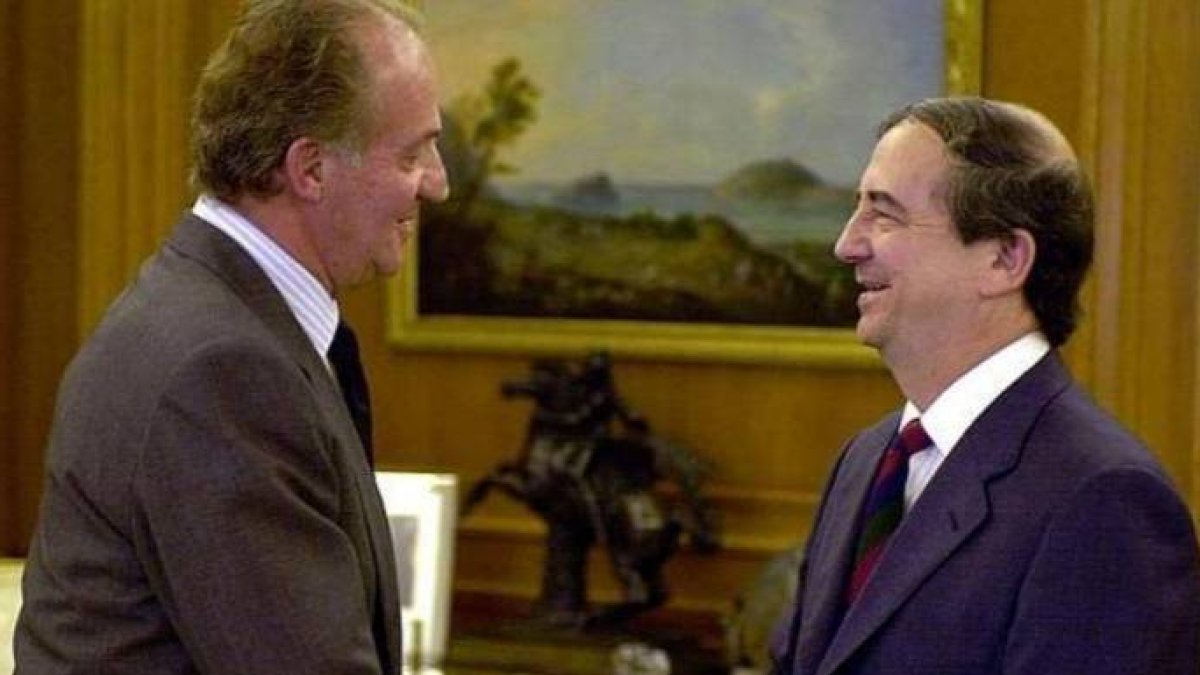 Anasagasti, cuando era portavoz del PNV en el Congreso, en una audiencia con Juan Carlos I.