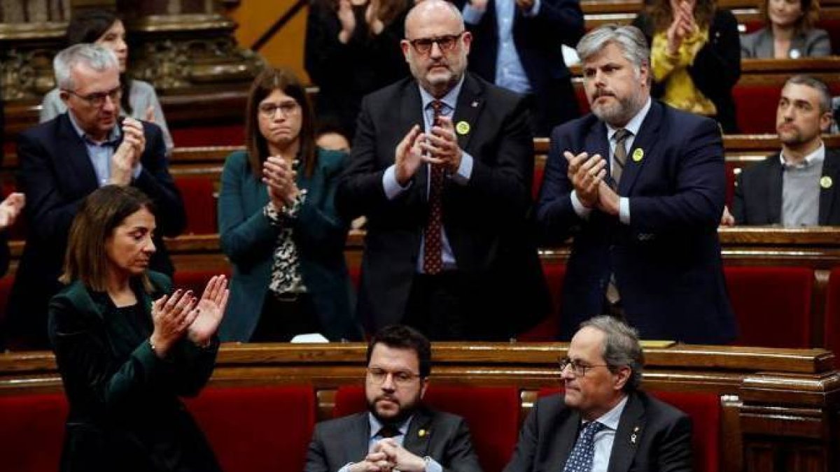 La foto de la ruptura: Aragones (ERC) se niega a aplaudir a Torra (Junts).