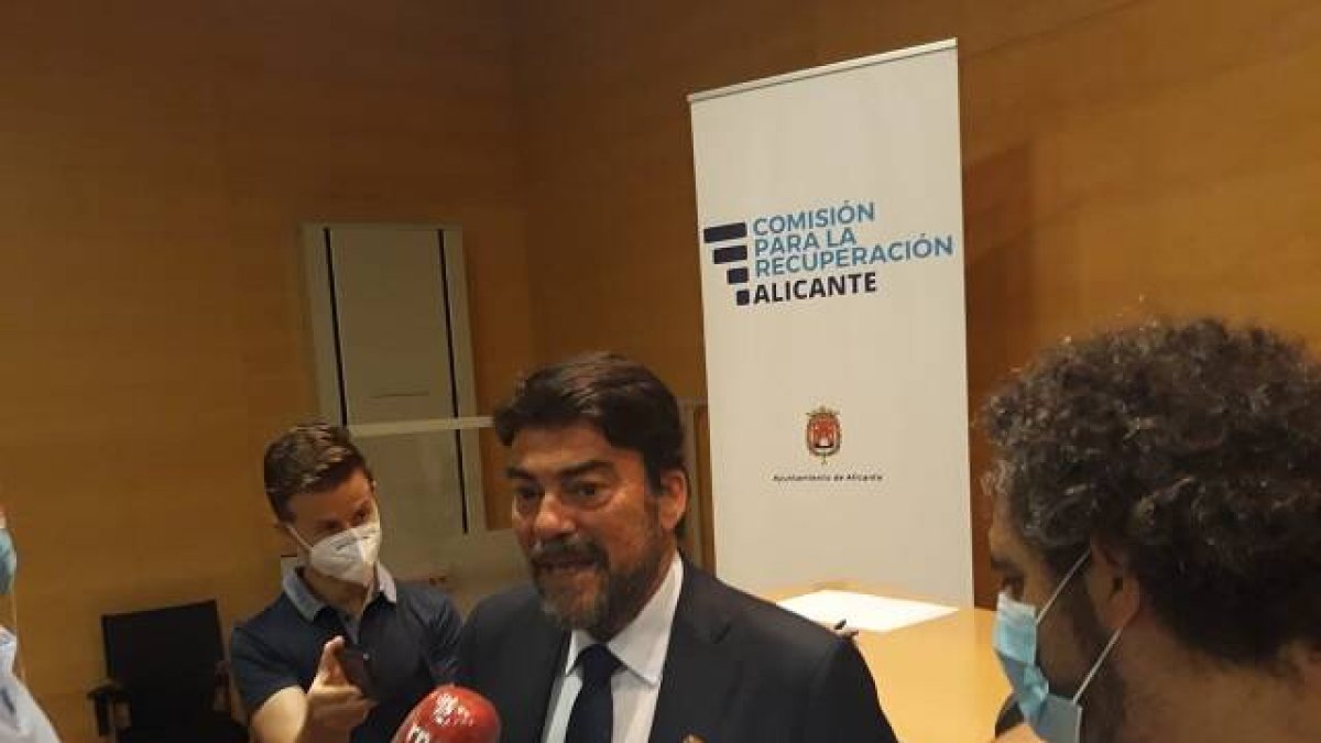 El alcalde Luis Barcala atiende a los medios.