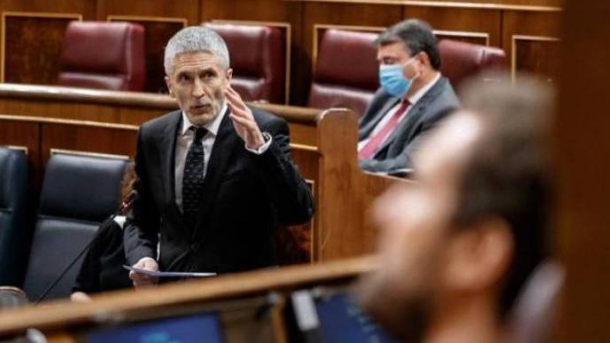 Marlaska en un pleno del Congreso. Tras él, el portavoz del PNV, Aitor Esteban.