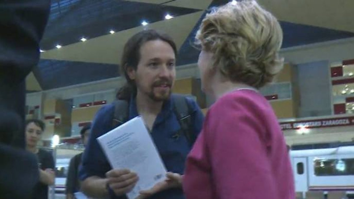 Pablo Iglesias y Esperanza Aguirre, en un pasado encuentro casual en una estación.