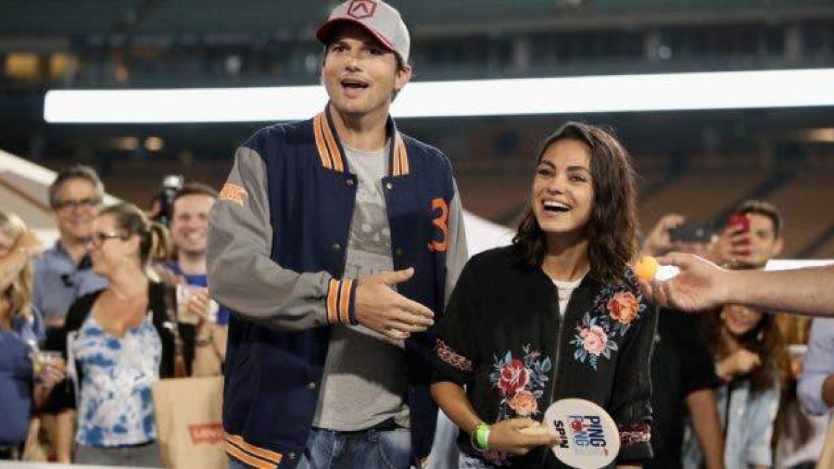 Ashton Kutcher y Mila Kunis animan a que la gente beba vino durante esta cuarentena por una buena causa