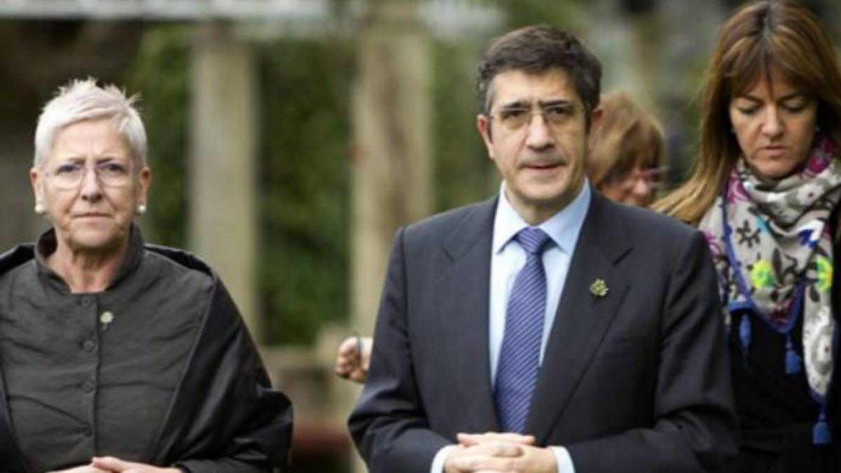 Lasa, expulsada por Ferraz, junto a Patxi López e Idoia Mendía.