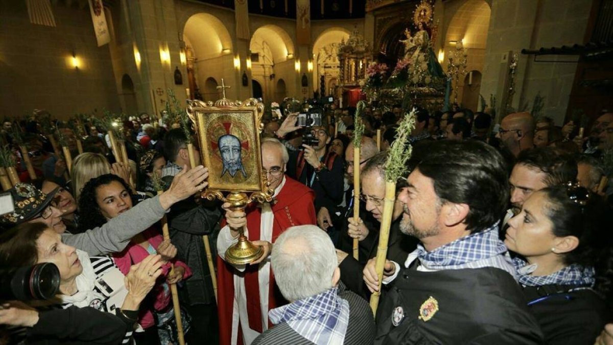 La Iglesia propone al Gobierno llevar a la Santa Faz en autobús