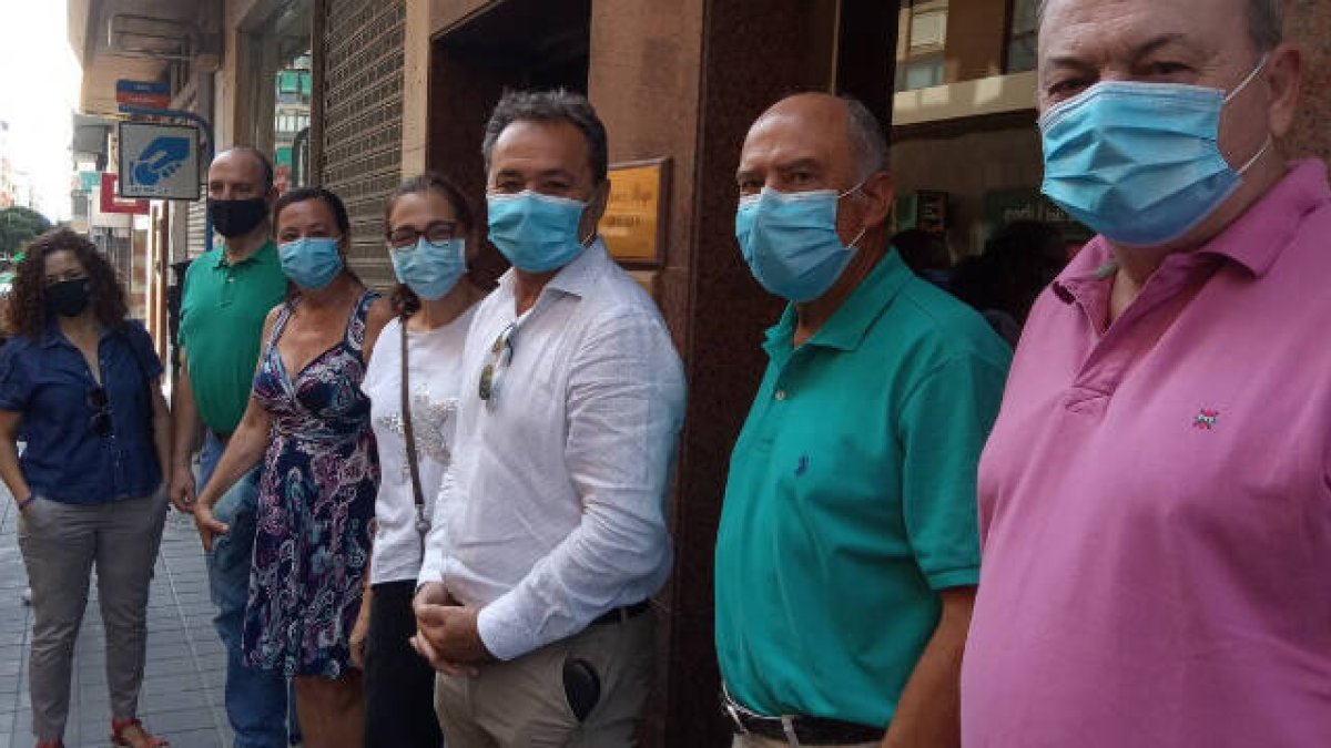 Los concejales socialistas han firmado esta mañana los poderes notariales para la demanda judicial / FOTO A.M.