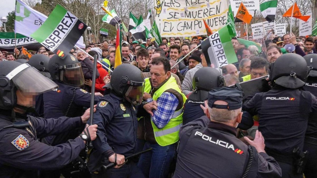 Mandaron antidisturbios de Sevilla para proteger al ministro de los agricultores