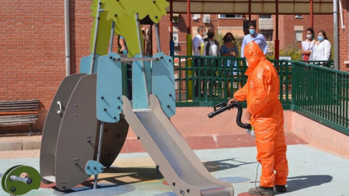 El 'Plan de limpieza Covid' incluye la desinfección por nebulización, pese a no exigirla la Connsellería de Sanidad