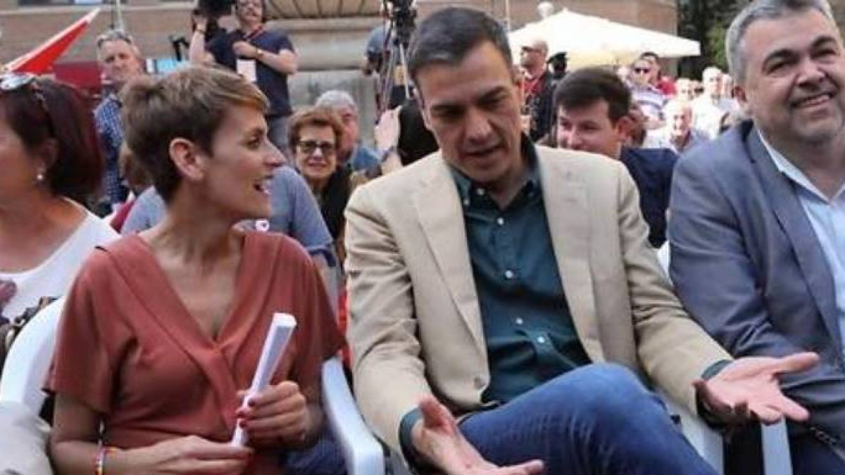La presidenta de Navarra, María Chivite, junto a Pedro Sánchez y su hombre fuerte en Ferraz, Santos Cerdán.