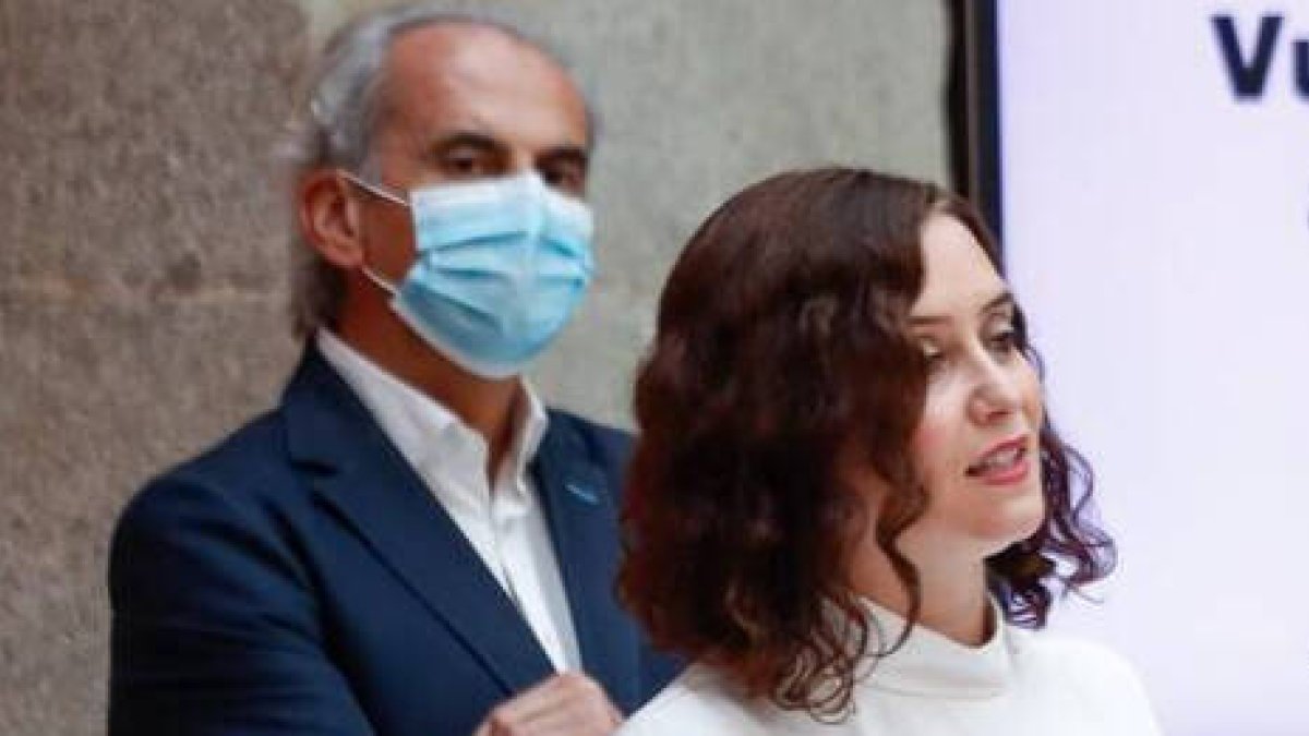 La presidenta de la Comunidad de Madrid, Isabel Díaz Ayuso y el consejero Enrique Ruiz Escudero