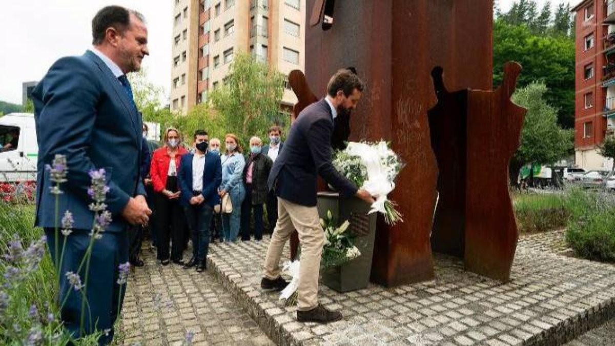 Casado e Iturgaiz, en la ofrenda floral a Miguel Ángel Blanco.